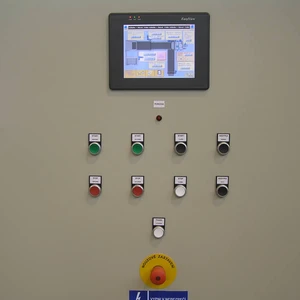 stroj3-10-ovladaci-skrin-s-dotykovym-tablem